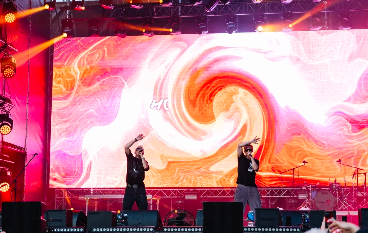 Фото Орали «Сигма-бой» и «А у реки». Опубликованы яркие моменты Черника Music Fest в Новосибирске 42